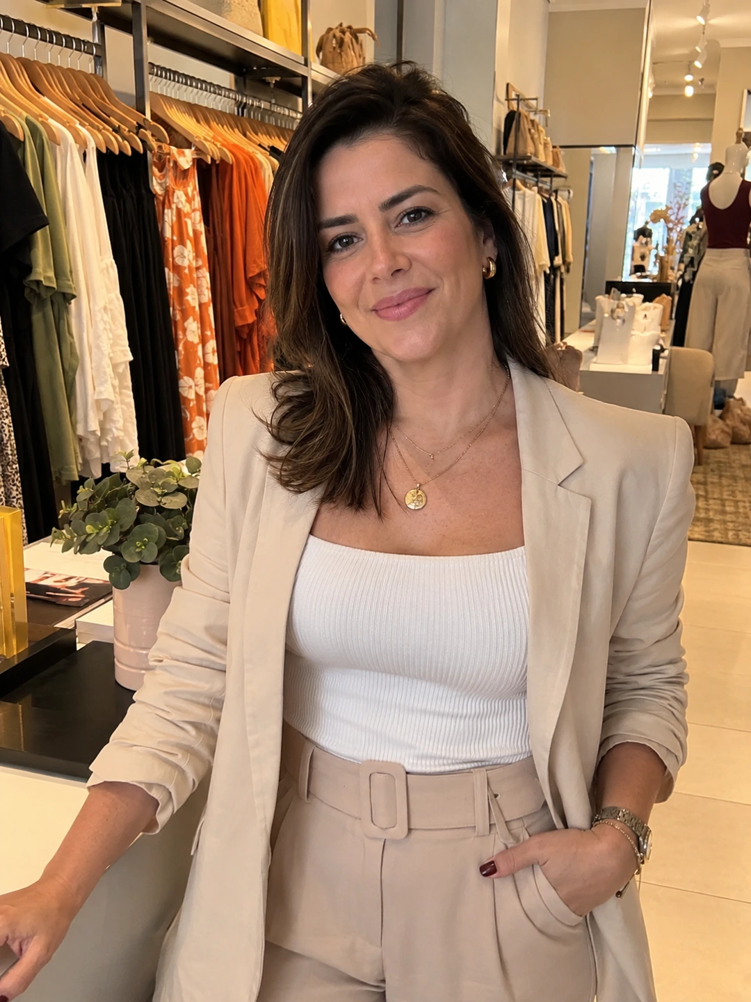 Mariana Almeida em uma loja de roupas femininas